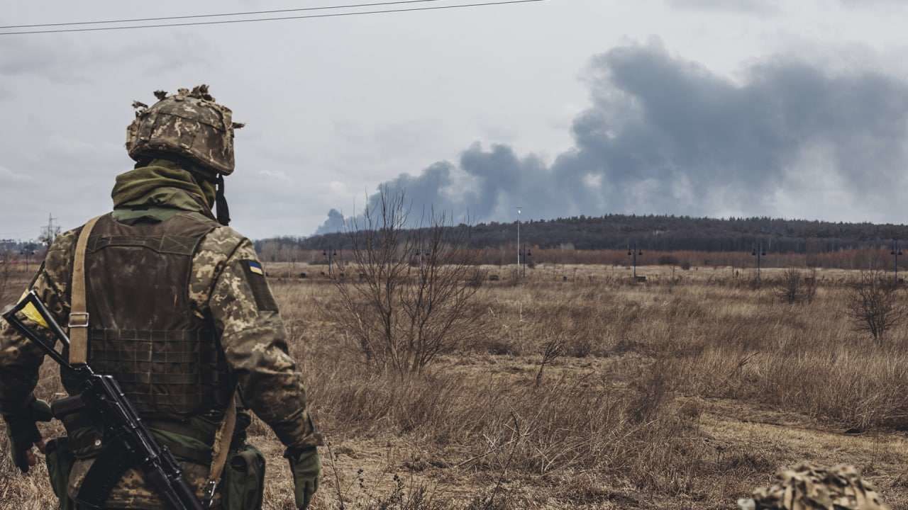 Боец теробороны запрыгнул на вражеский танк и забросил внутрь гранату