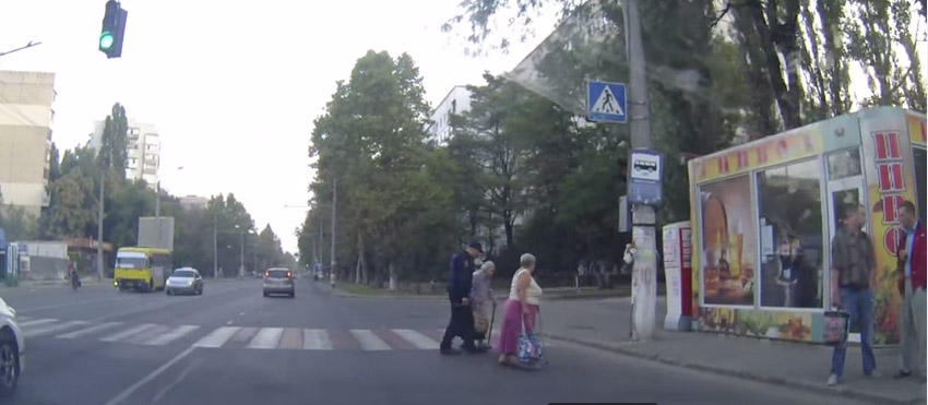 ​«Впервые в жизни такое вижу!»: в Одессе полицейский поразил своей обходительностью