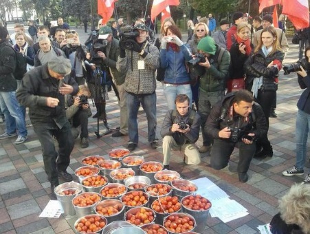 Активисты под Верховной Радой готовят депутатам помидоры в ведрах