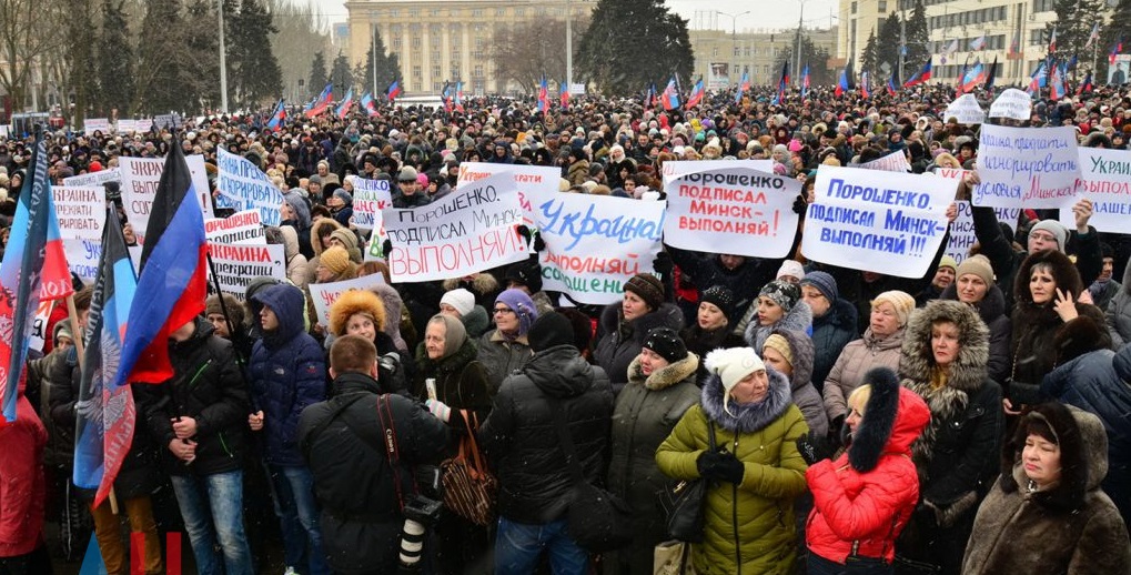 В Донецке организовали фейковый митинг, на который "как скот" свезли бюджетников со всего города