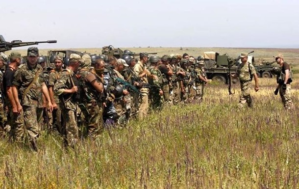 Порошенко озвучил количество украинских войск в зоне АТО