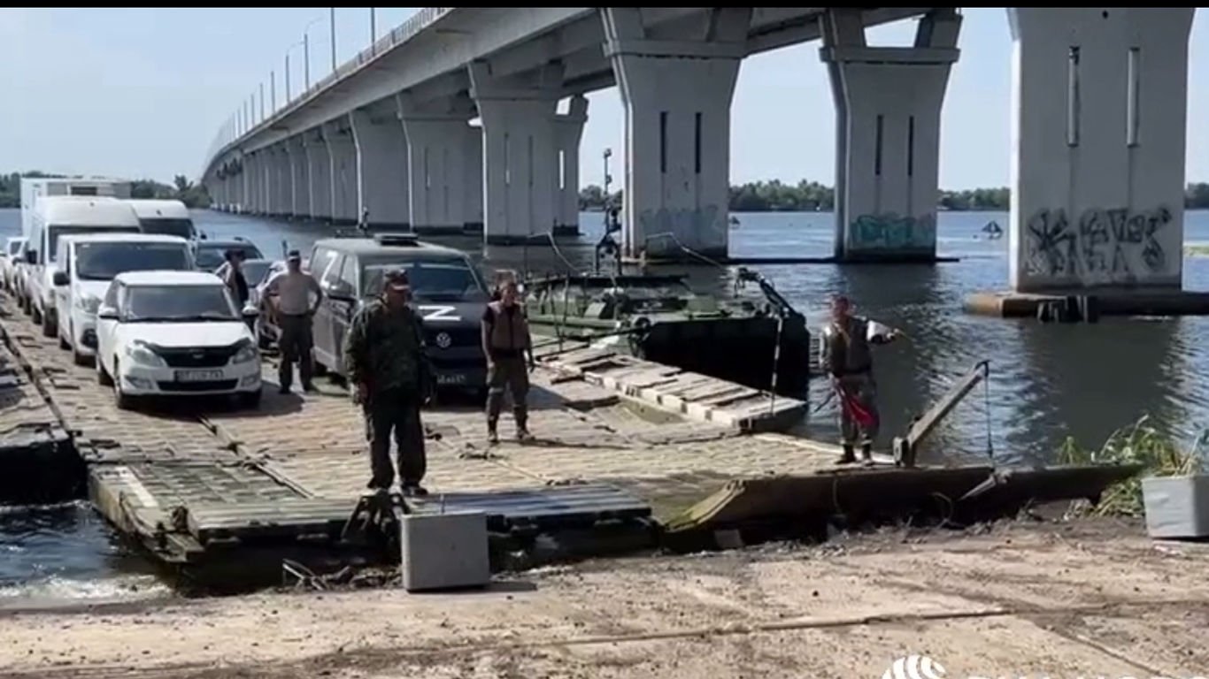 ​Опубликованы кадры работы паромной переправы возле Антоновского моста