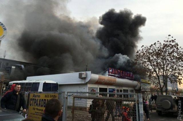Одесса в дыму: на известном рынке "Меркурий" разбушевался огонь, на месте работают пожарные
