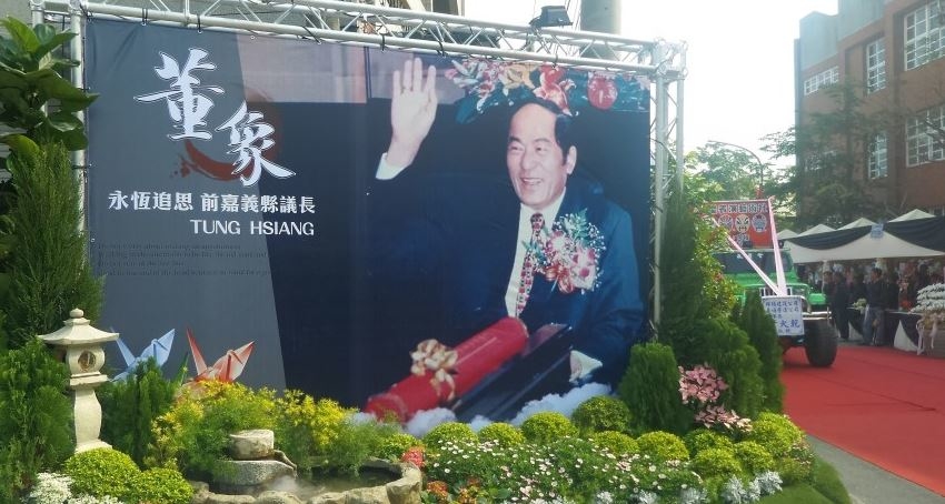 В Тайване 76-летнего политика похоронили с танцами и стриптизом: опубликовано видео процессии