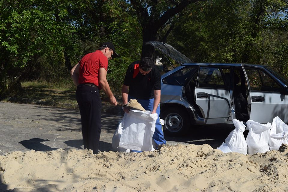 На Луганщине депутаты украли десять мешков песка и похвастались "подвигом" в социальных сетях – кадры