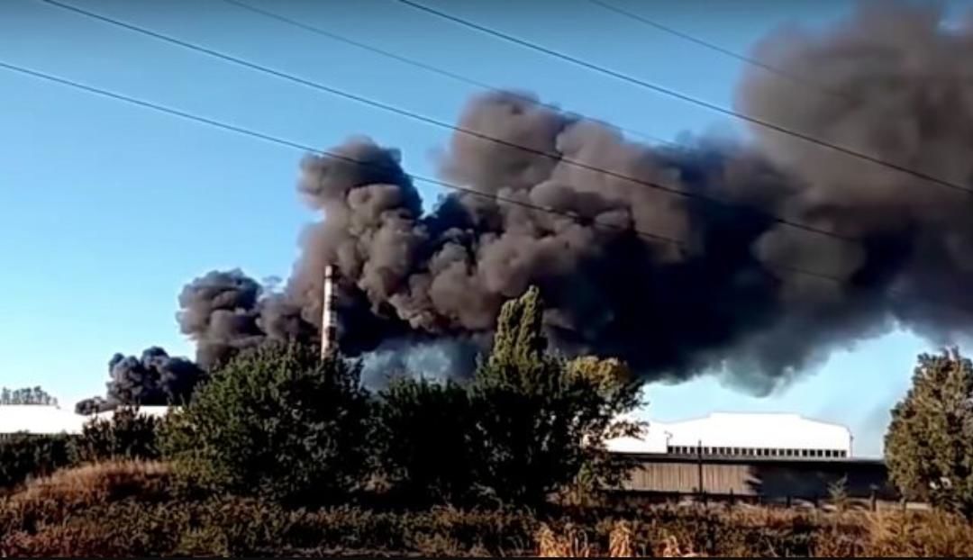 В Донецке сильные взрывы и детонация российских снарядов: подорваны новые склады с боеприпасами - СМИ
