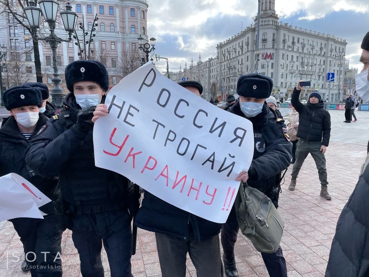 У Москві донесли у поліцію на школярку, яка розірвала намальований прапор РФ під українську "Червону калину"
