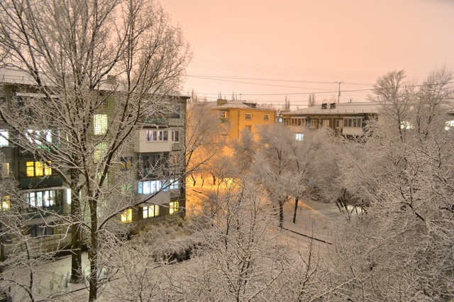 "У***пы что-то ночью распылили", - оккупированный  Луганск засыпало странным желтым снегом - испуганные пользователи соцсетей показали кадры