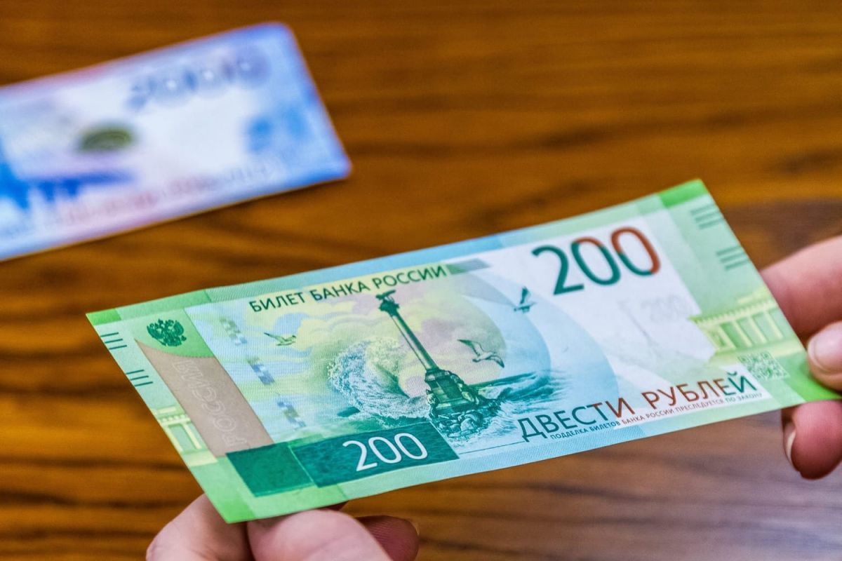 Переселенка не смогла обменять в украинском банке рубли "с Крымом": "Кассир посмеялась"