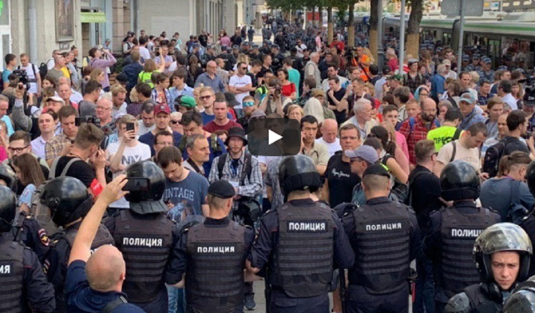 Москва "взрывается" криками "Россия без Путина!": митингующие крушат оцепление, более 200 задержаны - видео