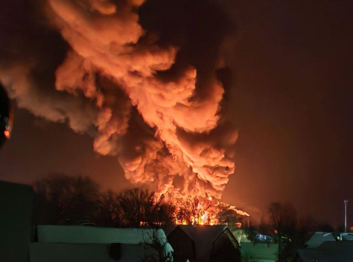 БпЛА атаковали нефтебазу в Псковской области: в Сети показали огромный пожар