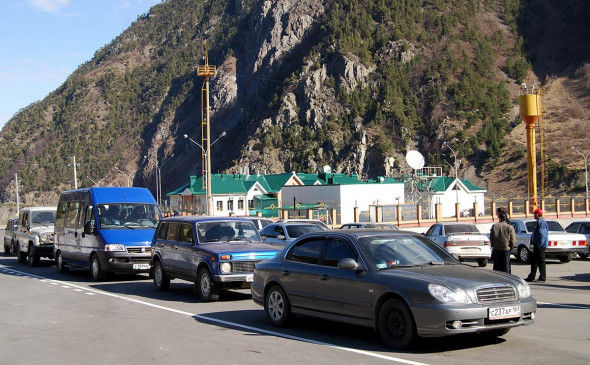 Россияне спасаются от мобилизации: на границе в Грузией рекордное количество авто
