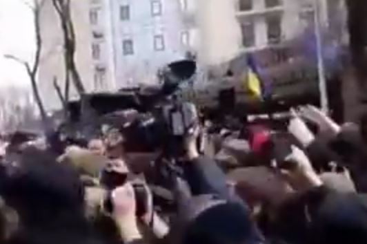 Штурмующих посольство РФ в Одессе атаковали слезоточивым газом: опубликованы кадры потасовок