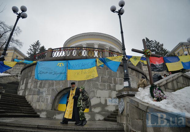 В годовщину Майдана в Киеве вывесили флаги с надписями "Крым и Луганск - это Украина"