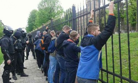 Вооружились лопатами, топорами и ножами: во Львове полиция задержала 30 участников массовой потасовки