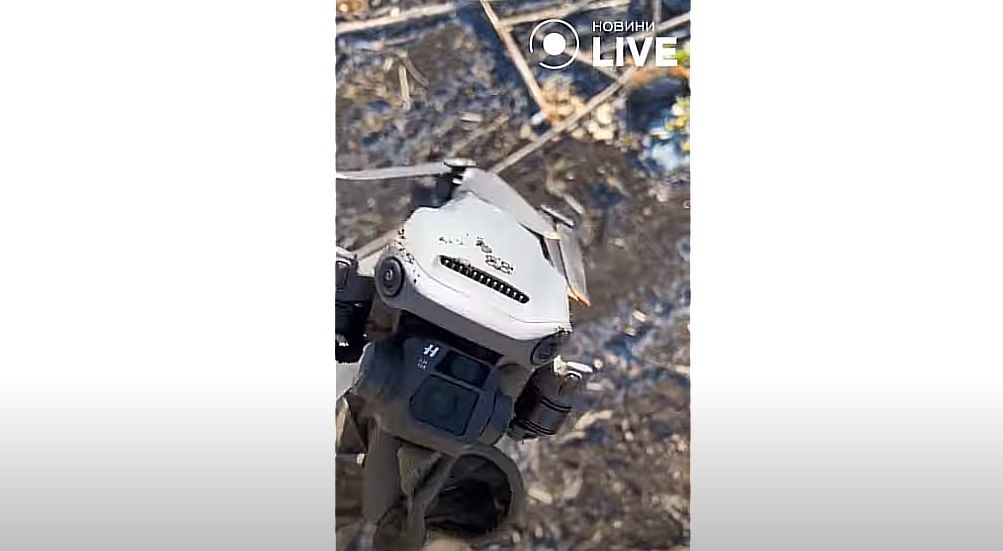 Неизвестный помог солдатам ВСУ найти "птичку", упавшую неподалеку от передовой, – видео