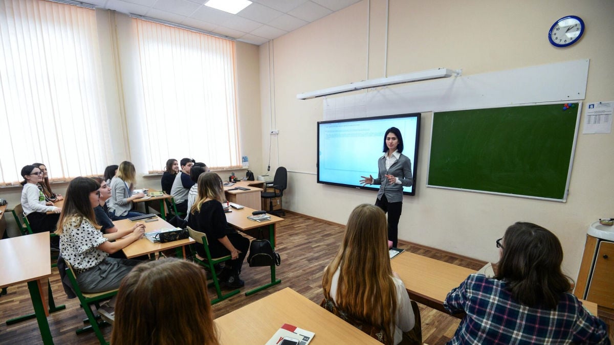 ​Будущее в изоляции: школьникам РФ проводят уроки по "антироссийским санкциям"
