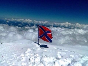 На вершине Эльбруса появился флаг Новороссии