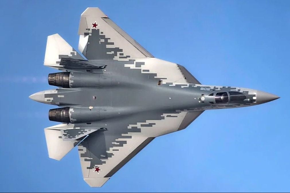 Россия подняла в воздух Су-57 для перехвата дронов, летевших на Омский НПЗ, – не помогло