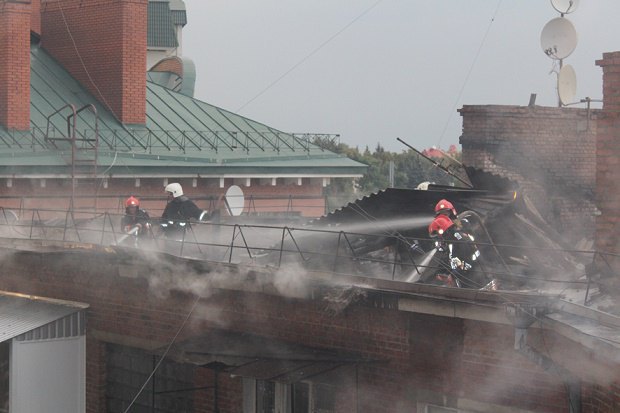 В Полтаве в пятиэтажку попала молния - крыша и квартира горели несколько часов