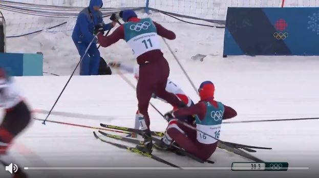 Россия снова лишилась медалей в Пхенчхане: российские лыжники упали в самом начале старта гонки и не смогли выбраться из "завала" - кадры