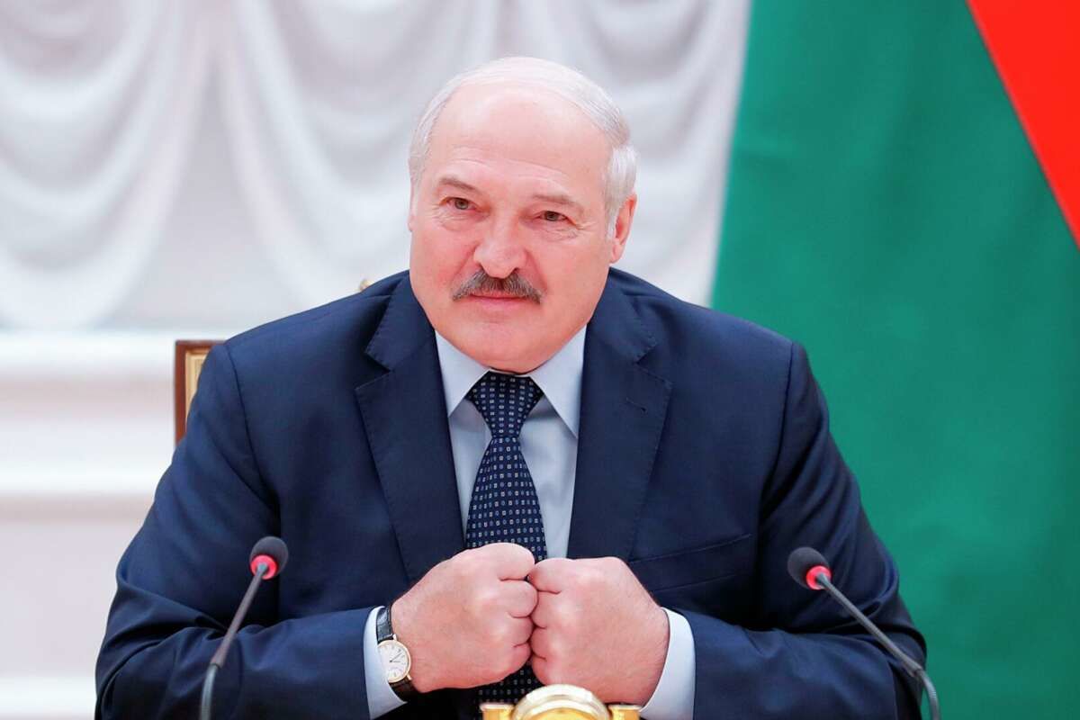 Беларусь вооружится десятками российских самолетов и С-400 – Лукашенко