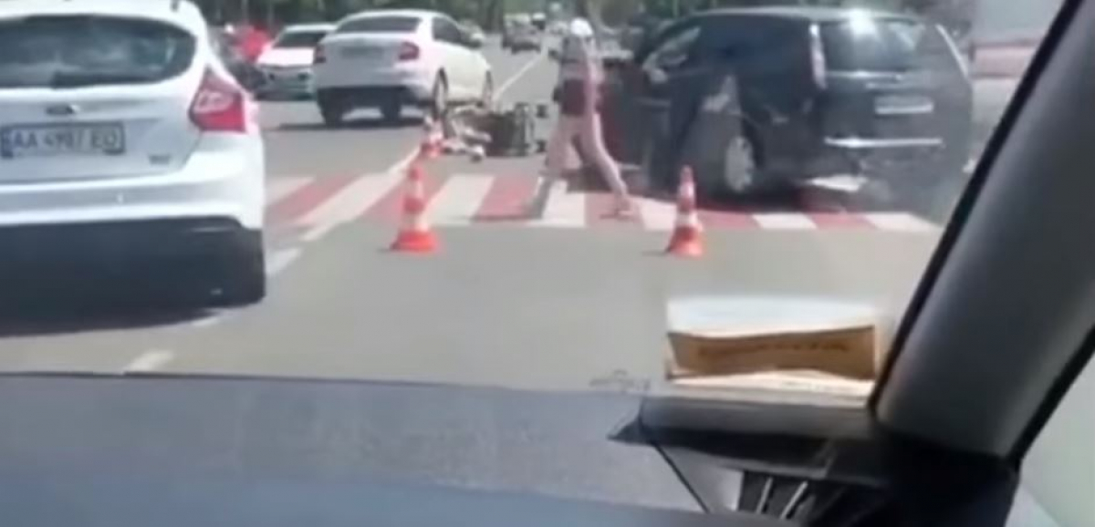 Под Киевом на "зебре" иномарка сбила мать с двухлетним ребенком, в Сети опубликовано видео 