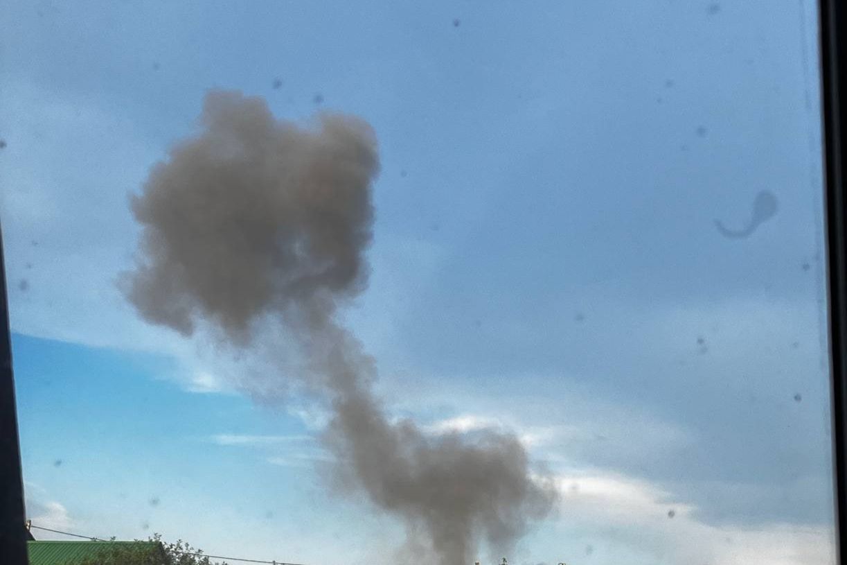 Под Белгородом пожар и взрывы, россияне жалуются на прилет: "Где наша ПВО?"