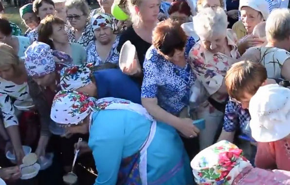 ​Скрепненько: в Ижевске на празднике пенсионерки устроили побоище в очереди за бесплатной кашей - кадры