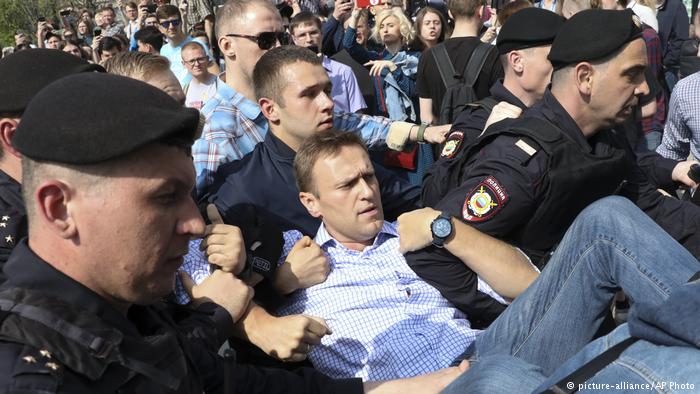 Опубликовано видео задержания Навального на митинге в Москве: тащили в автозак сразу 10 ОМОНовцев