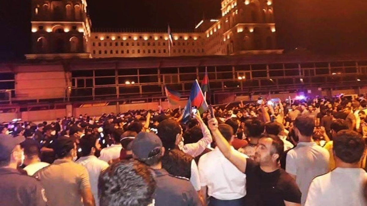 В Азербайджане тысячи людей вышли на протест из-за конфликта с Арменией: "Дайте нам оружие"