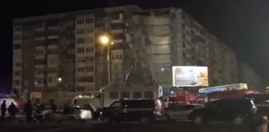 "Там люди кричат под завалами", - камеры зафиксировали, как в Ижевске обрушился многоквартирный жилой дом, очевидцы "разрывают" Интернет подробностями ЧП, - кадры