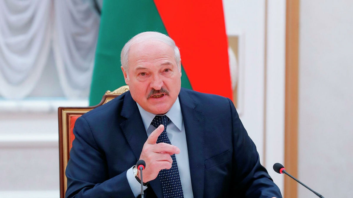 ​"Они думают, что я буду шутить", – Лукашенко ответил ЕС на новые санкции из-за ситуации с беженцами