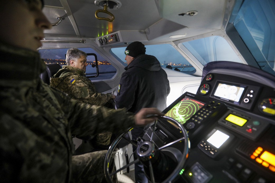 ​В День морской пехоты Порошенко испытал на прочность украинский катер УМС-1000 - появились впечатляющие кадры