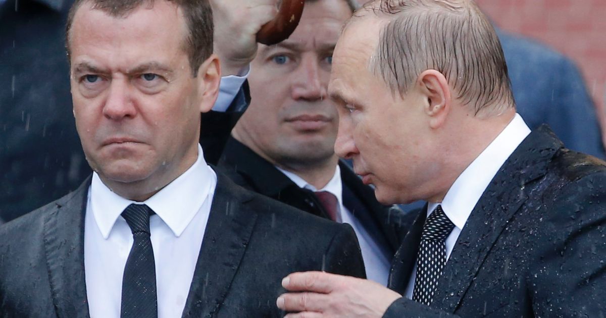 Прогноз правнучки Хрущева на "выборы" в РФ: "Путин ищет себе надежного лакея" - хозяину Кремля нужна послушная марионетка взамен Медведева