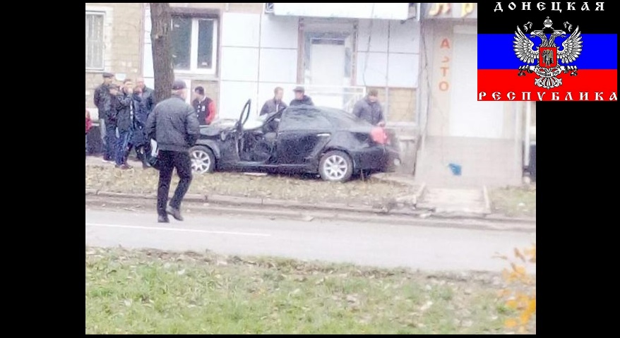 Пьяные боевики "ДНР" попали в крупную аварию под Донецком: соцсети показали фото покореженного авто