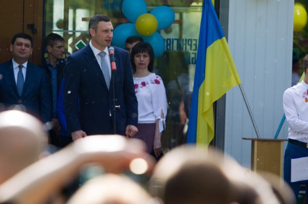 "Давайте, подпевайте вместе со мной", - Кличко позабавил киевских школьников исполнением гимна города