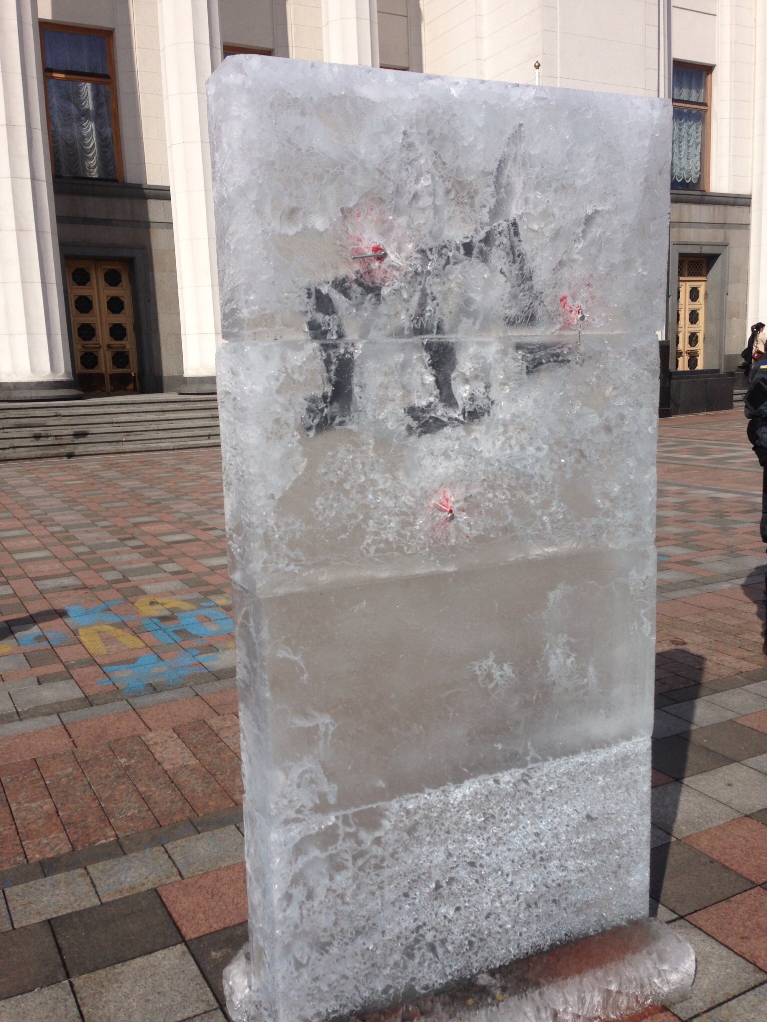 "Замороженный конфликт в Крыму": под Верховной Радой установлена ледяная конструкция