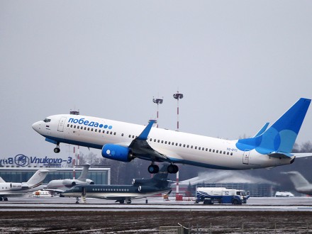​Вопиющий инцидент в России: пассажир самолета "Москва - Анапа" закрылся в туалете и угрожал устроить теракт