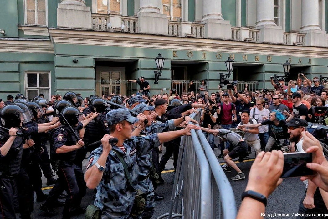 Жестокость зашкаливает: новые кадры массовых протестов в Москве потрясли всю Россию