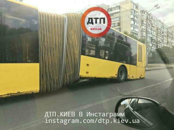 Необычное ДТП в Киеве: на Троещине развалился полный пассажиров автобус 