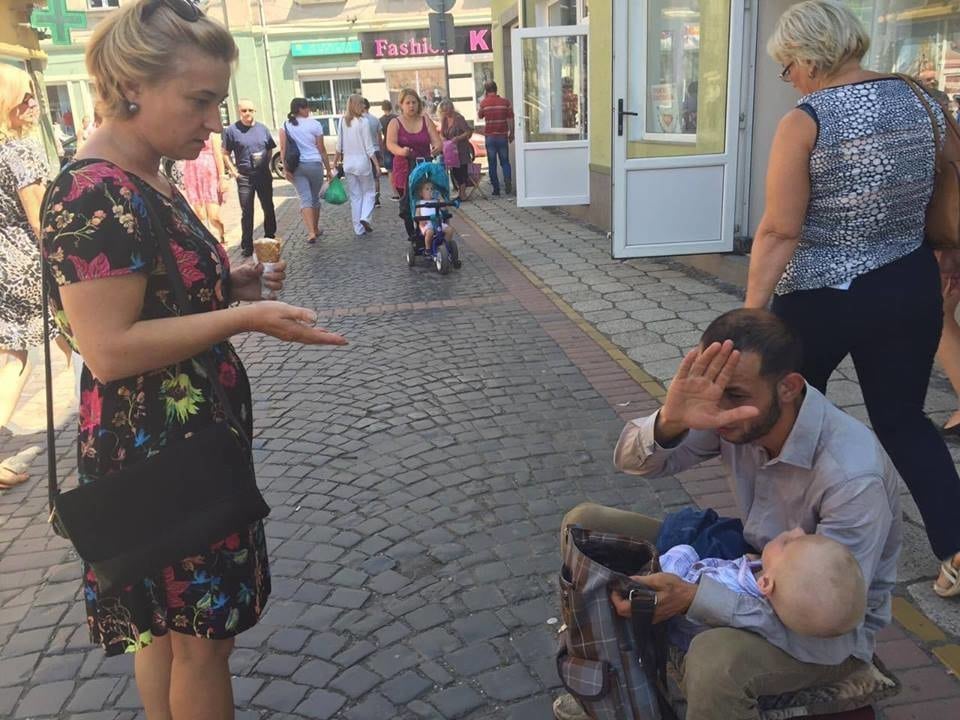 Мошенник из Мукачево использовал чужого полуживого ребенка для попрошайничества