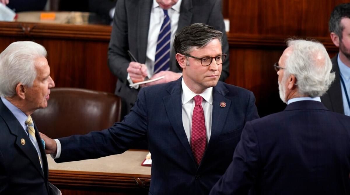 Пора принимать решение, от которого будет зависеть многое: спикера Джонсона "окружили" со всех сторон – CNN