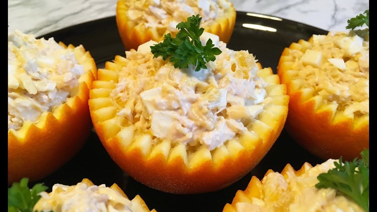 С ароматом праздника: рецепт пикантного салата с курицей и апельсинами с оригинальной подачей