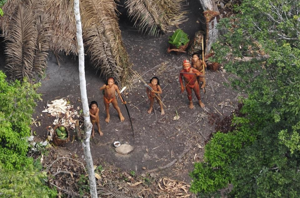 В лесах Амазонии найдено уникальное племя дикарей: кадры людей, которые не знают, что такое цивилизация