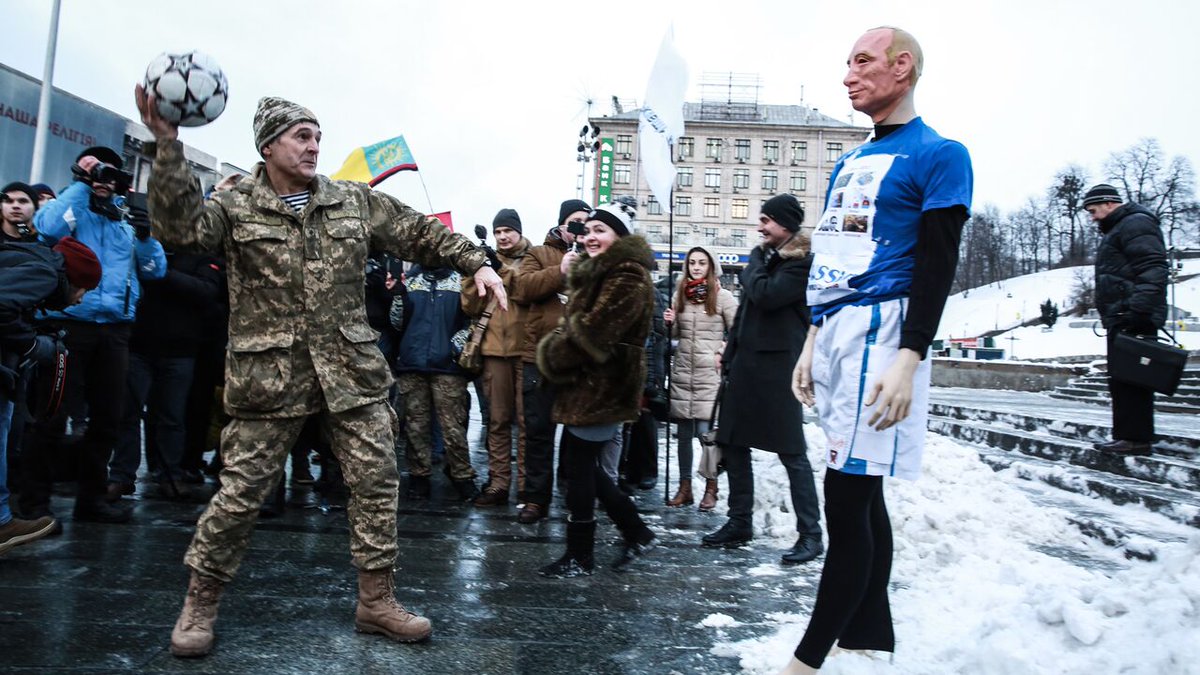 В Киеве на Майдане прошла антипутинская акция за бойкот ЧМ-2018 по футболу в РФ - кадры