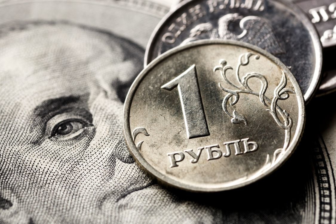 Рубль посыпался: олигархи Кремля удвоили покупку валюты, готовясь к худшему