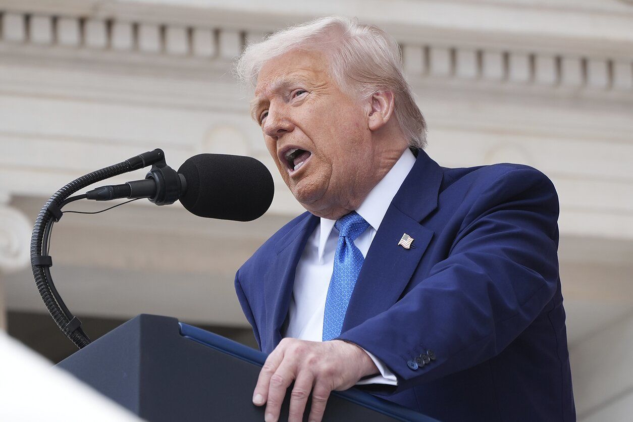 Трамп сделал новое заявление о перспективе "сокрушительных" санкций против России