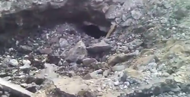 Последствия обстрела шахты "Щегловка глубокая" в Макеевке: взрыв и огромная воронка в асфальте