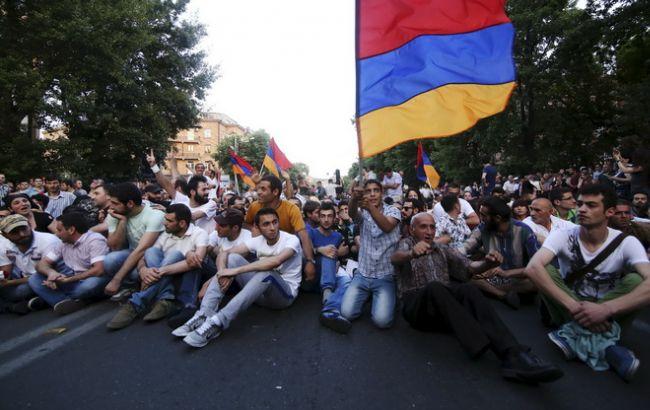 Разгон Армянского "майдана": после 12:30 полиция применит водометы